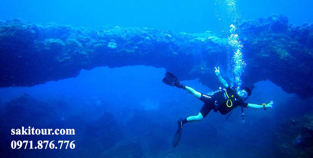 Lặn bình hơi khám phá Cổng Tò Vò dưới nước