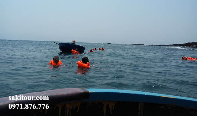 Lặn san hô thuyền thúng tại Ly Sơn có giá 80k/du khách