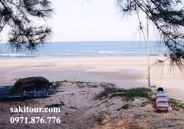 Mỹ khê với bãi cát trắng bằng phẳng cuốn hút du khách du lịch Quảng Ngãi