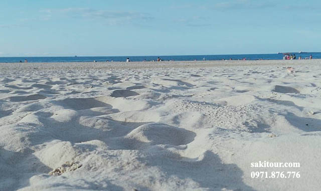 Bãi cát trắng biển Khe Hai